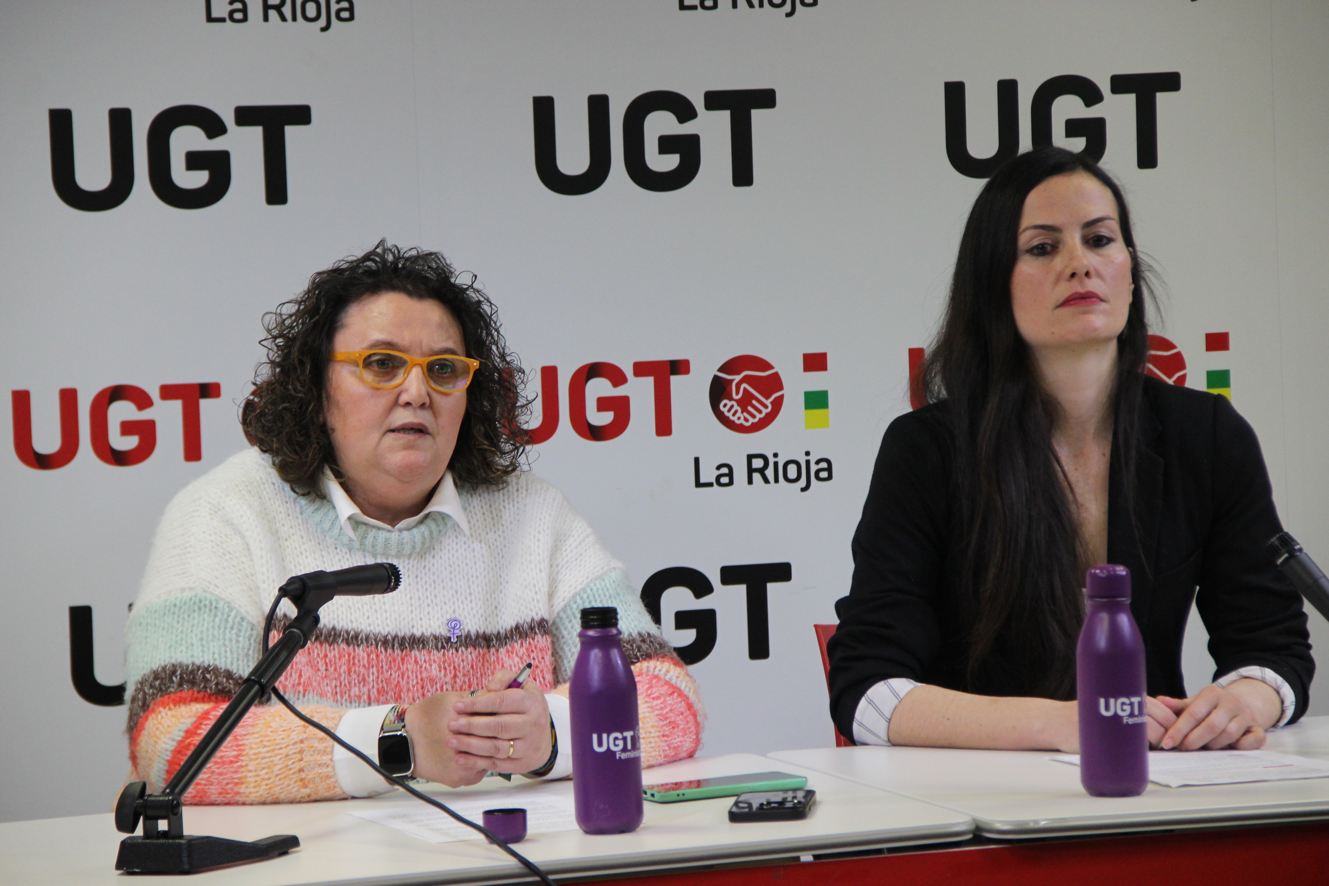 La secretaria de Igualdad y la Agente de Igualdad de UGT La Rioja.