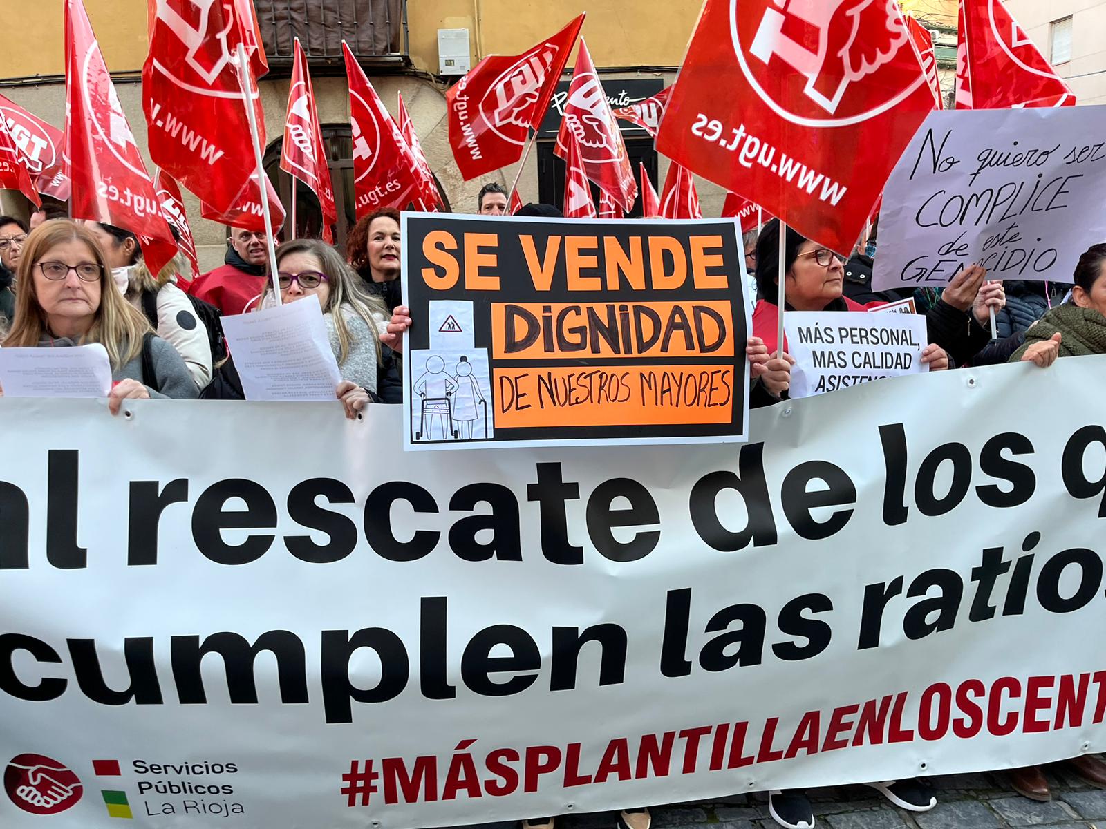 Imagen de la concentración celebrada frente al Parlamento de La Rioja