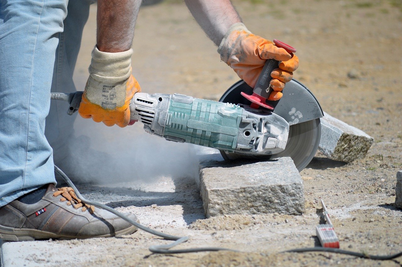 una persona trabajando en construcción