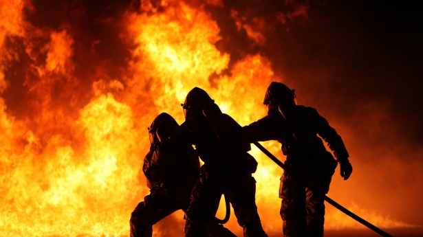 Imagen de archivo de bomberos en un incendio