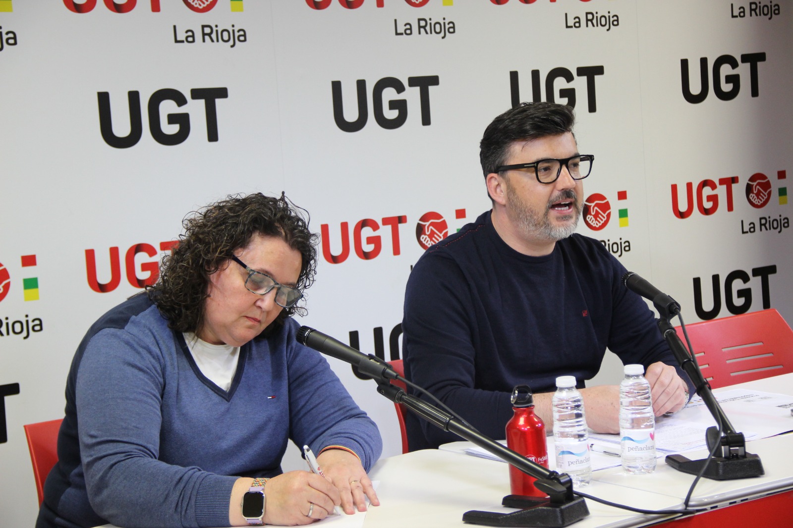 La secretaria de Igualdad de UGT La Rioja junto al responsable confederal del área LGTBI, Toño Abad